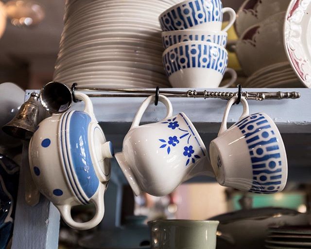 I love perfectly mismatched vintage dishes!  Found these in a little shop tucked away in my favorite city of Ghent in Belgium.  The cups came home with me and every time I drink my tea I happily think of the day my wanderings brought me there.
