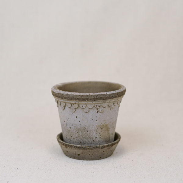 terracotta-double-scallop-pot-grey